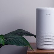 Пречиствател за въздух Levoit върху повърхност