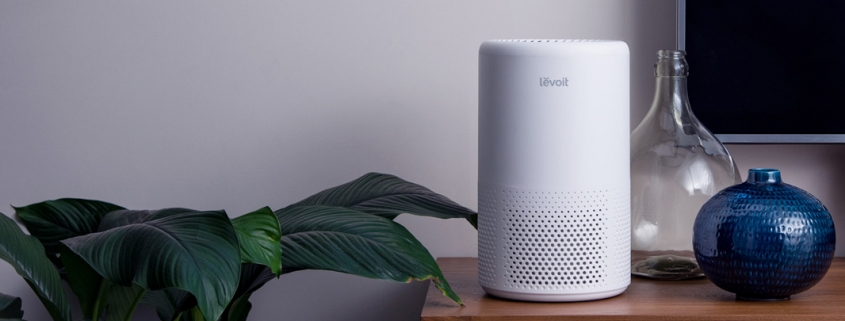 Пречиствател за въздух Levoit върху повърхност